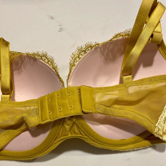 Victoria’s Secret Very Sexy Lace Push Up Bra 32DD - Picture 5 of 6